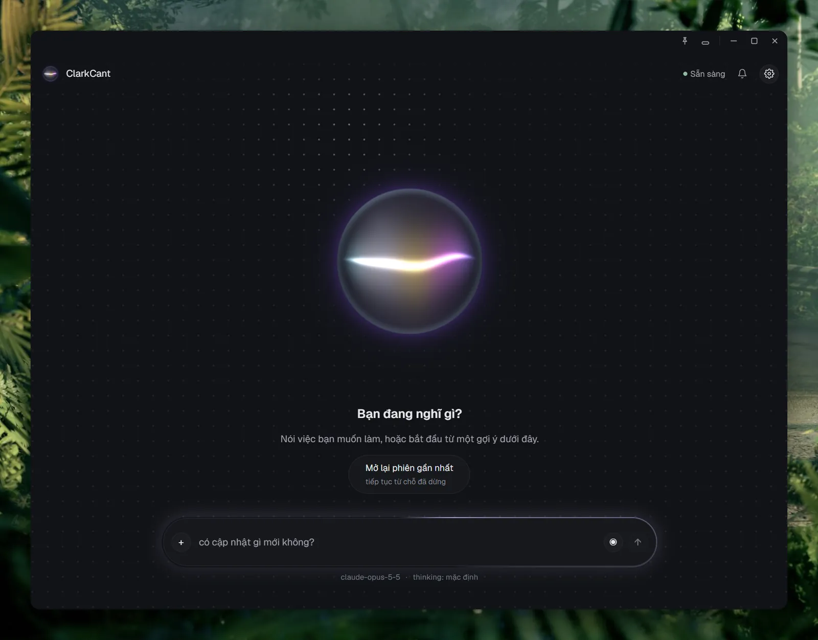 The ClarkCant app in dark mode: the glowing Orb in the centre, the question “Bạn đang nghĩ gì?”, a suggestion to reopen the latest session, and the message box below it.